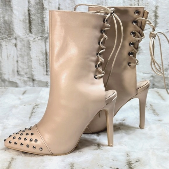 MACK J Studded Pointy Toe Heels Cream/Nude Sizes From 5.5 - 11 - Picture 1 of 7